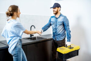 fontanero-en-terrassa-fontanero-y-mujer-se-dan-la-mano