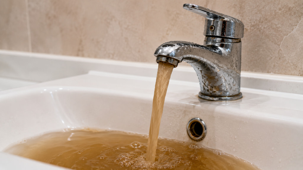 fontanero-terrassa-grifo-agua-marron