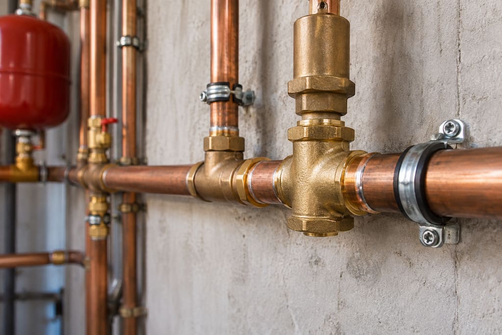 Tuberías de bronce con golpe de ariete en una instalación de fontanería en Terrassa